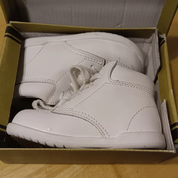 White Unisex Baby Shoes 5 EUC - Picture 4 of 5